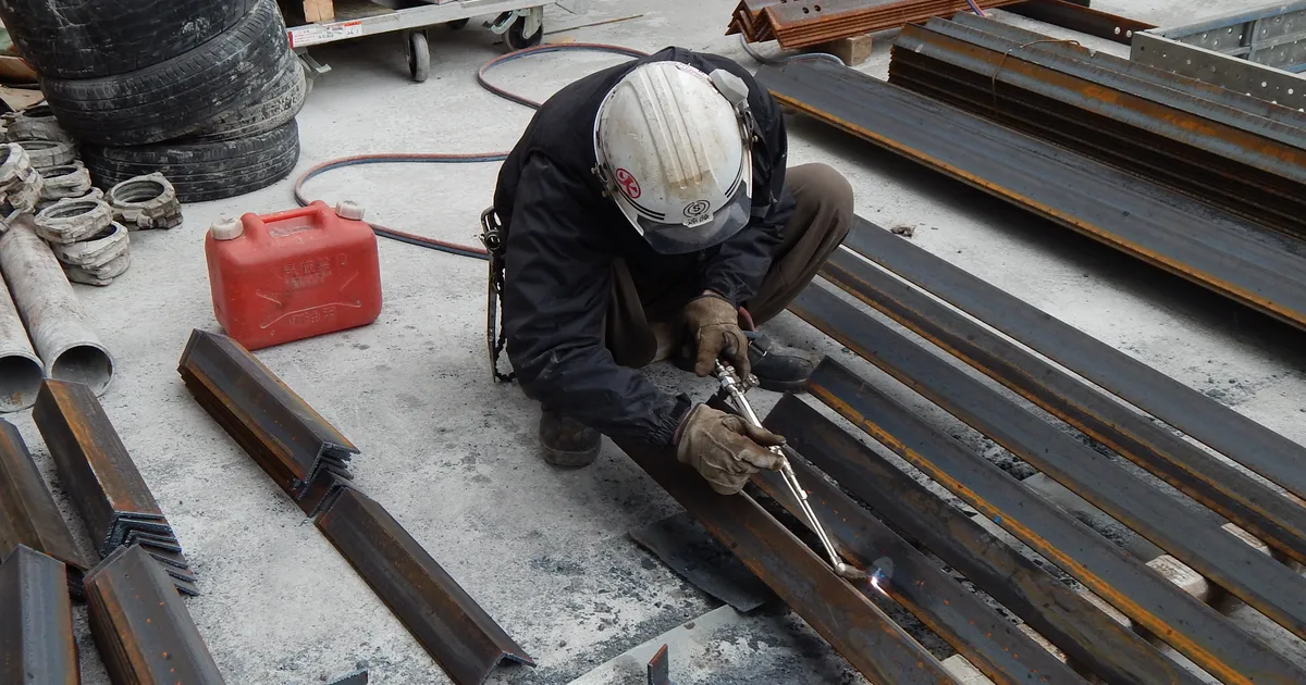 鍛冶工事の溶接作業