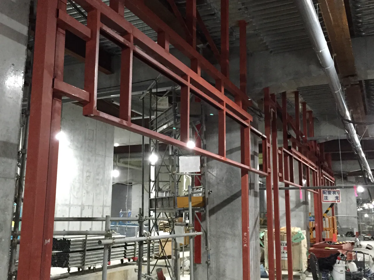 チームで歩く建設作業員