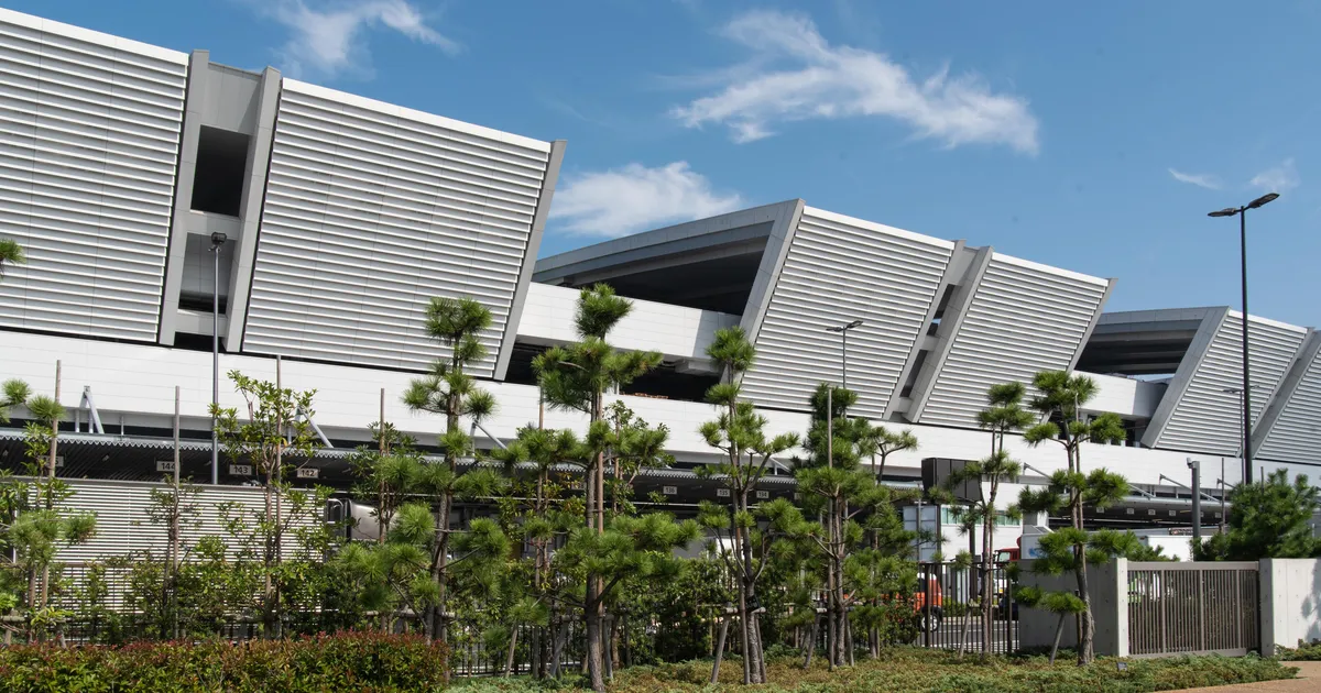 カーテンウォールが施された高層ビル